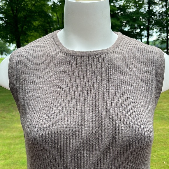 Stretchy sleeveless sweater S/M - Picture 2 of 6